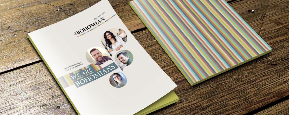The Bohomian: Editorial Design auf einem Holztisch